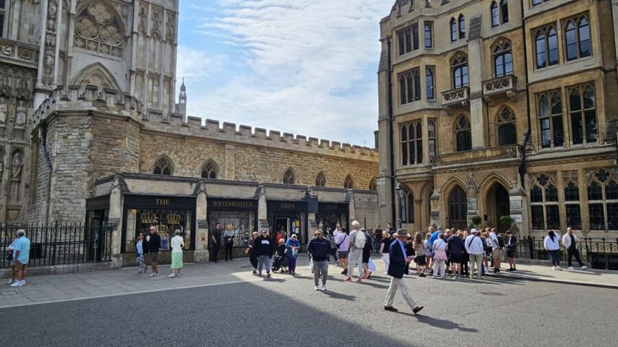VIP Westminster Abbey & Upper Gallery and Buckingham Palace - Big Ben and Parliament from the outside