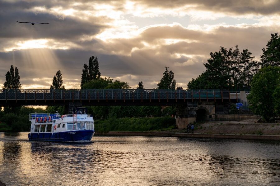 York: 60-Minute 'Happy Hour' Cruise For All Ages - Commentary with facts, jokes, and music