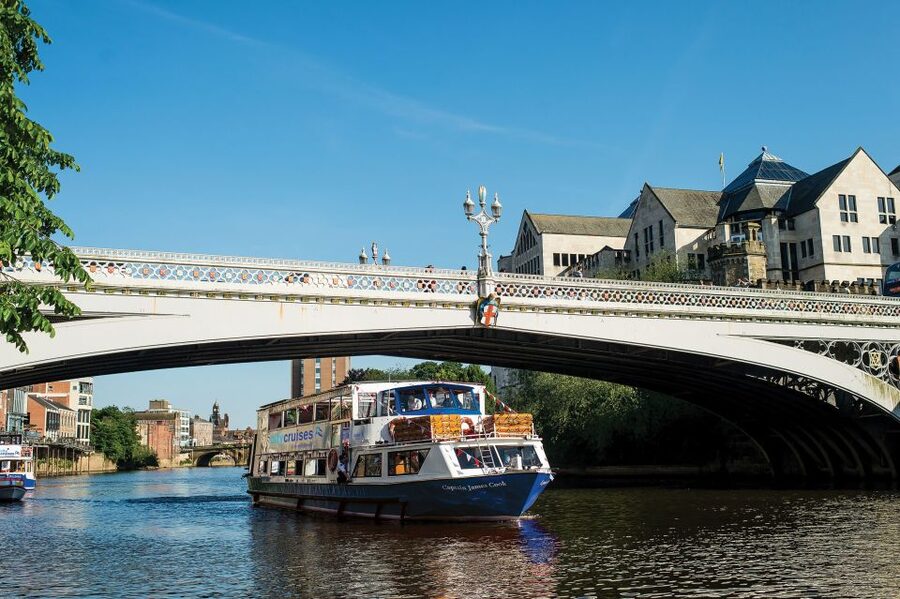 York: Daytime Sightseeing Boat Cruise with Live Commentary - The boat, bar, and weather backup